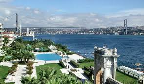 Le Bosphore est le détroit qui relie la mer Noire à la mer de Marmara et marque, avec les Dardanelles, la limite méridionale entre les continents asiatique et européen.